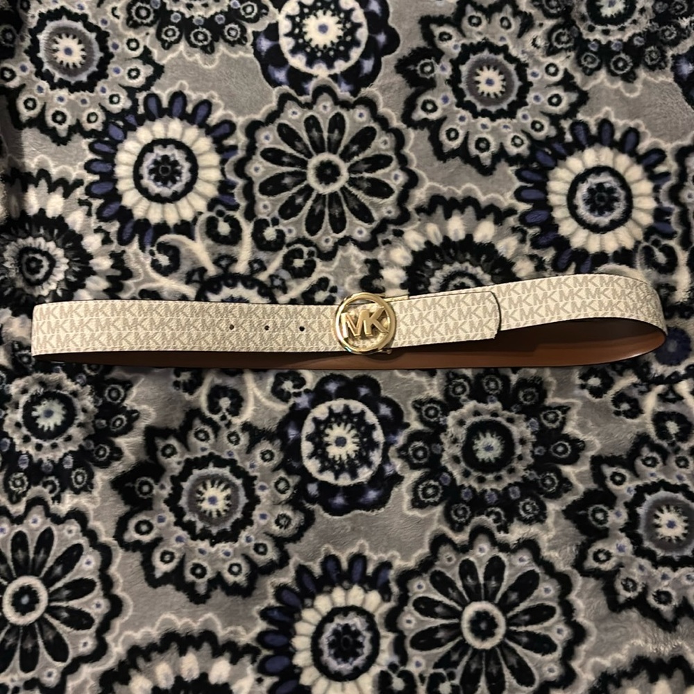 Women’s Michael Kors belt. MAKE OFFERS!!
